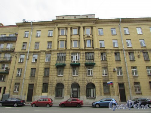 Новгородская улица, дом 25, литера А. Фрагмент лицевого фасада жилого дома. Фото 7 мая 2020 г.