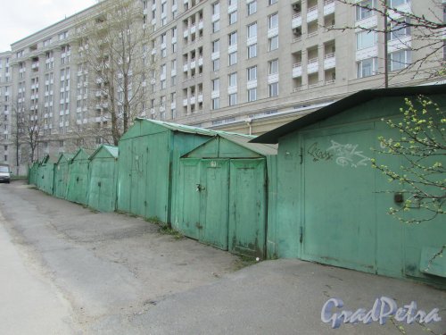 Новгородская улица, дом 25. Гаражи на придомовой территории. Фото 7 мая 2020 г.