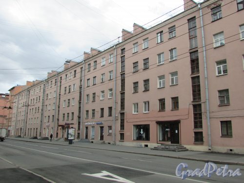 Полтавская улица, дом 2. Общий вид фасада вдоль Полтавской улицы. Фото 7 мая 2020 г.