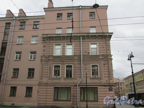 Полтавская улица, дом 2. Угловая часть здания со стороны Невского проспекта. Фото 7 мая 2020 г.