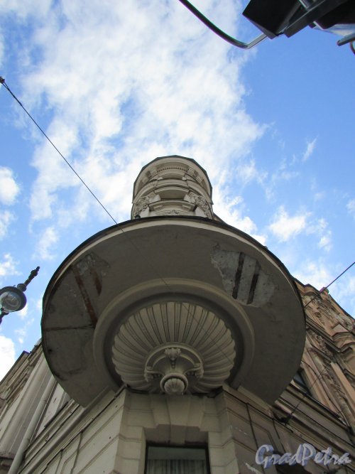 Потёмкинская улица, дом 7 / улица Чайковского, дом 83. Угловая башня. Фото 7 мая 2020 г.