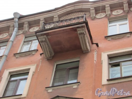 Тверская улица, дом 27-29. Фрагмент лицевого фасада по улице с балконом. Фото 7 мая 2020 г.