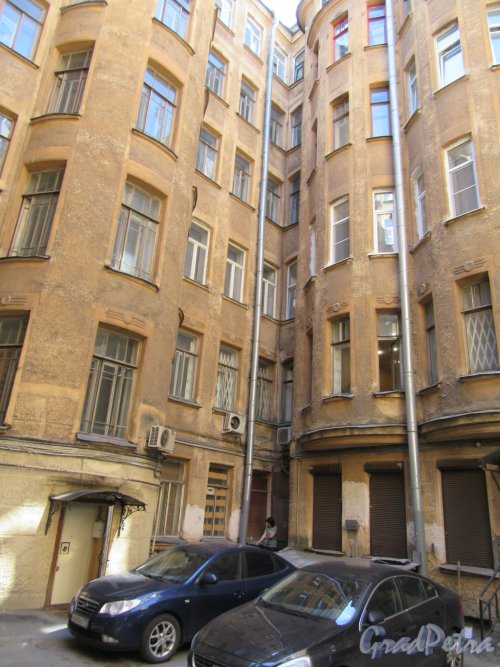 Кирочная ул., д. 6. Доходный дом И. М. Екимова. Фрагмент двора. фото июнь 2018 г.