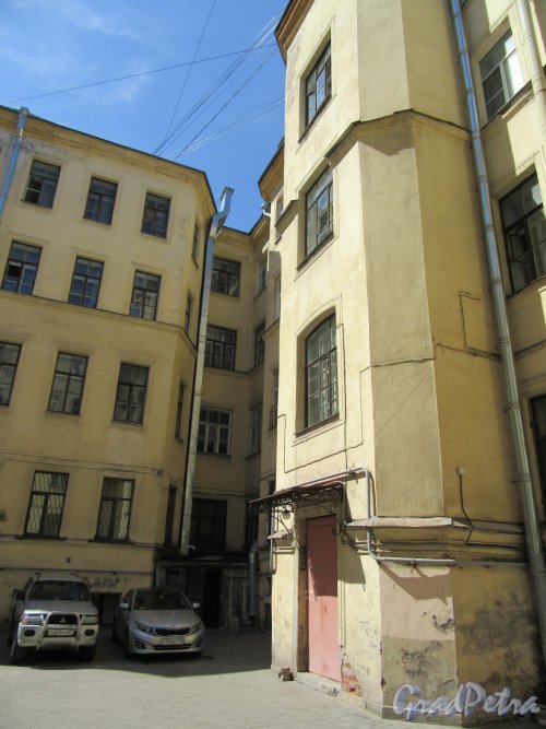 Захарьевская ул., д. 13. Доходный дом. Вид во дворе. фото июнь 2018 г.