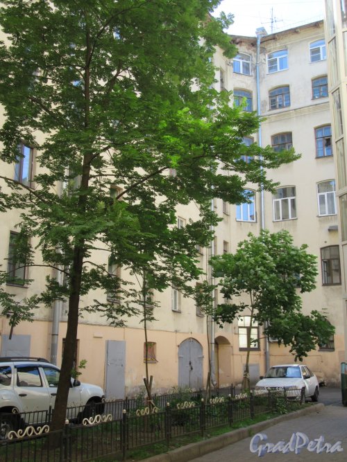 Захарьевская ул., д. 13. Доходный дом. Двор со сквером. фото июнь 2018 г.