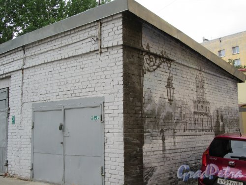 Одесская ул., д. 3. Роспись на стене гаража во дворе. фото июль 2018 г.