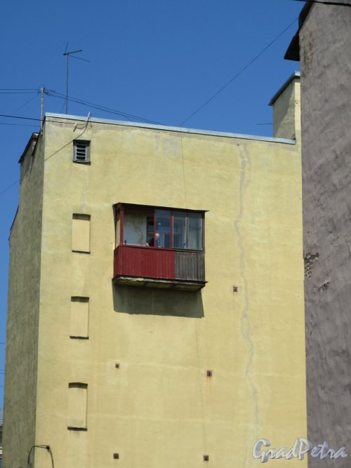 Мариинская ул., д. 5. Дворовый фасад с самостийным балконом-эркером. фото июль 2018 г. 