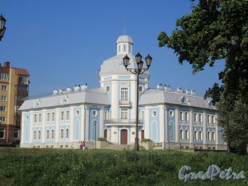 Еленинская ул. (Ломоносов), д. 33. Административное здание Управления федерального казначейства, 1998-2000. Вид углового фасада. фото июль 2018 г.