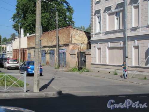 1-я Нижняя ул. (Ломоносов). Вид улицы от дома №7 по Кронштадтской улице. фото июль 2018 г. 