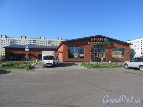 Швейцарская ул. (Ломоносов), д. 4. Магазин «SPAR». Общий вид фасада здания со стороны входа. фото июль 2018 г.