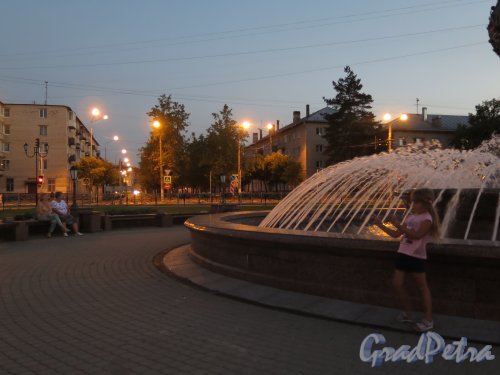 Александровская ул. (Ломоносов), дом 34а. Фонтан «Ораниенбаум» вечером. фото август 2018 г. 