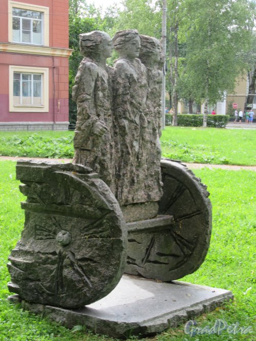 Голицынский сквер (г. Петергоф) Скульптура «Колесница»