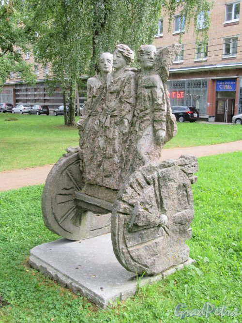 Голицынский сквер (г. Петергоф) Скульптура «Колесница», 2005 г., ск. Игорь Черноглазов. Вид слева. фото август 2018 г.