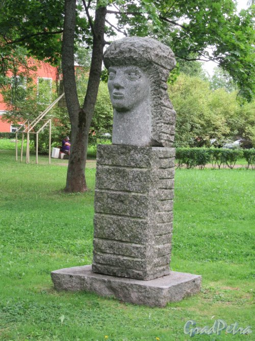 Голицынский сквер (г. Петергоф) Скульптура «Хронос», 2005 г., ск. Ст. Задорожный. Анфас слева. фото август 2018 г.