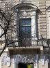 Фурштатская ул., д. 10. Доходный дом В.П. Орлова-Давыдова. Фрагмент фасада. Фото май 2010 г.