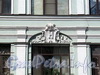 Фурштатская ул., д. 44. Знак графов Нирод, бывших владельцев дома, на фасаде здания. Фото май 2010 г.