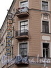 Бобруйская ул., д. 2 / ул. Комиссара Смирнова, д. 5 (правая часть). Фрагмент угловой части фасада. Фото май 2010 г.