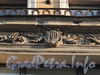 Захарьевская ул., д. 3. Картуш с монограммой бывшего владельца на эркере здания. Фото июль 2010 г.
