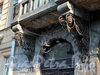 Захарьевская ул., д. 9. Утраченный плафон левого фонаря и кронштейны балкона. Фото июль 2010 г.