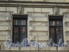 Захарьевская ул., д. 12. Маскароны над окнами. Фото июль 2010 г.