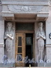Захарьевская ул., д. 23. Доходный дом Л. И. Нежинской. Пара каменных изваяний египетского бога перед одним из входов. Фото июль 2010 г.