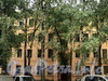 Саратовская ул., д. 18 / Астраханская ул., д. 17. Фрагмент фасада правого корпуса по Саратовской улице. Фото август 2010 г.