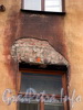 Астраханская ул., д. 26. Видимо, след от пожара над окном второго этажа. Фото август 2004 г.