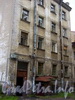 Астраханская ул., д. 28, лит. Б. Фрагмент фасада. Фото август 2004 г.