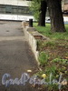 Саратовская ул., д. 35 / Сахарный пер., д. 2. Остатки ограды сквера вдоль Саратовской улицы перед домом 2 по Сахарному переулку. Фото август 2010 г.