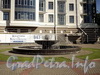 Динамовская ул., д. 2.  Фонтан перед главным фасадом по набережной Мартынова. Фото июнь 2010 г.