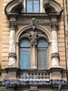 Кирочная ул., д. 12. Доходный дом Д.А. Дурдина. Окна в боковых ризалитах сдвоены, фланкированы колоннами и увенчаны разорванными фронтонами. Фото май 2010 г.