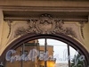 Кирочная ул., д. 45. Доходный дом А.И. Шульгина. Картуш над парадным входом. Фото сентябрь 2010 г.