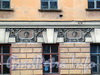 Кирочная ул., д. 54. Главный корпус. Элементы декоративного оформления фасада здания. Фото сентябрь 2010 г.
