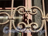 Ул. Радищева, д. 13. Фрагмент решетки окна первого этажа. Фото июль 2010 г.