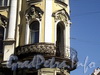 Ул. Радищева, д. 21 / Озерной пер., д. 10. Балкон углового эркера. Фото июль 2010 г.