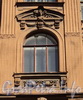 Ул. Радищева, д. 27. Оформление окна бокового эркера. Фото июль 2010 г.