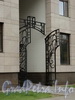 Кемская ул., д. 1. Элитный жилой комплекс «MaXXimum». Решетка ворот. Вид с Кемской улицы. Фото сентябрь 2010 г.