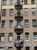 Тверская ул., д. 2. Доходный дом А.С. Обольянинова. Пол балконов исполнен из частого ряда железных прутьев. Фото август 2010 г.