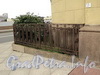 Гагаринская ул., д. 2 / наб. Кутузова, д. 22. Ограда палисадника на углу дома. Фото сентябрь 2010 г.