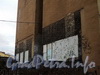 Ул. Бонч-Бруевича, д. 2. Брандмауэр дома со следами снесенной двухэтажной пристройки. Фото октябрь 2010 г.