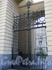 Ворота между корпусами домов 3 и 5 по улице Бонч-Бруевича. Фото октябрь 2010 г.