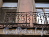 Верейская ул., д. 13, лит. А. Поврежденная часть решетки балкона второго этажа. Фото август 2010 г.