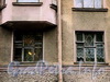 Петропавловская ул., д. 6. Оригинальная расстекловка окон. Фото октябрь 2010 г.