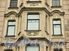 Петропавловская ул., д. 8. Элементы декора эркера. Фото октябрь 2010 г.