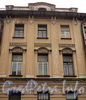 Мичуринская ул., д. 12 (левая часть). Фрагмент фасада. Фото октябрь 2010 г.