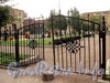 Ворота сквера с детской площадкой на месте бывшего Пустого рынка на углу Гагаринской и Гангутской улиц. Фото сентябрь 2010 г.