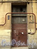 Гагаринская ул., д. 7 / ул. Чайковского, д. 2 (угловой корпус). Дверь парадной. Вид со двора. Фото сентябрь 2010 г.