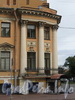 Гагаринская ул., д. 8 / ул. Чайковского, д. 4 (угловая часть). Угловая часть фасада украшена четырьмя трехчетвертными колоннами коринфского ордера. Фото сентябрь 2010 г.