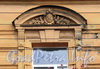 Гагаринская ул., д. 14. Вензель бывшего владельца на сандрике оконного проема. Фото сентябрь 2010 г.