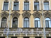 Гагаринская ул., д. 25. Богато декорированные оконные проемы третьего этажа. Фото сентябрь 2010 г.